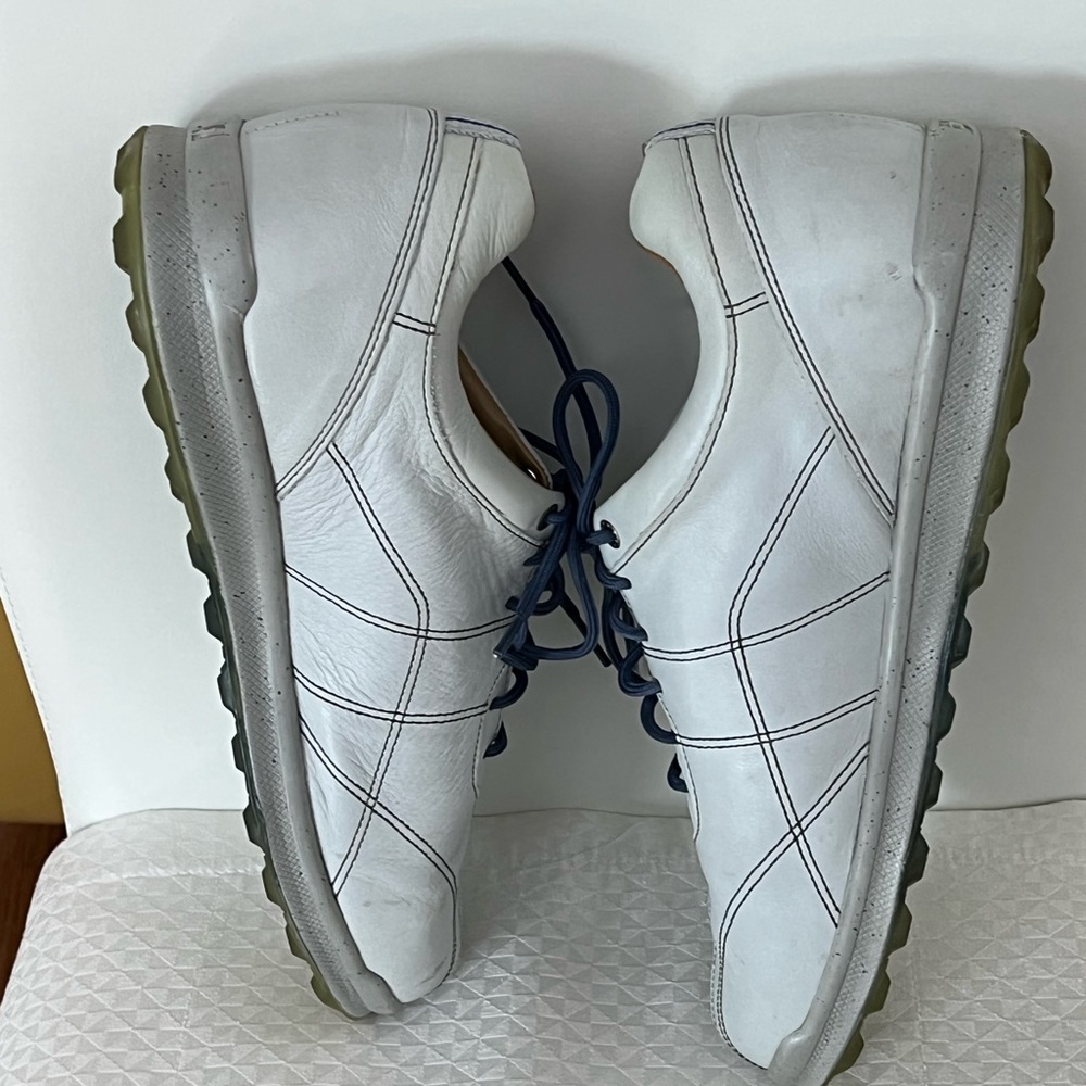 Mens size 11 Highy Quality VERSALUXE FOOT JOY spineless golf shoe all leather. - Picture 4 of 7